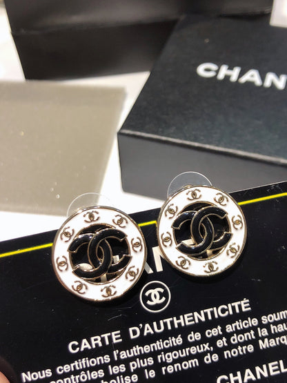 26Black and Gold Double-C Round Stud Earrings