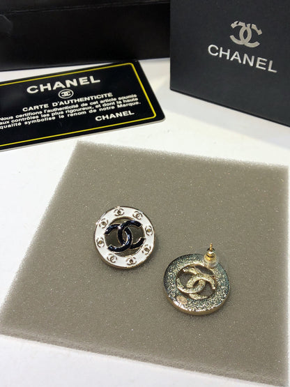 26Black and Gold Double-C Round Stud Earrings