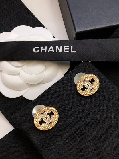 26Gold-tone openwork oval Double-C stud earrings with quilted relief detailing