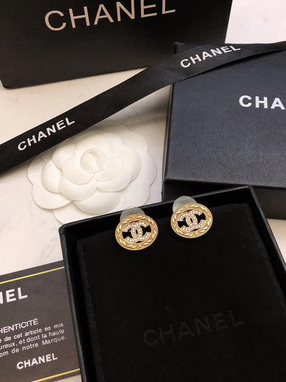 26Gold-tone openwork oval Double-C stud earrings with quilted relief detailing