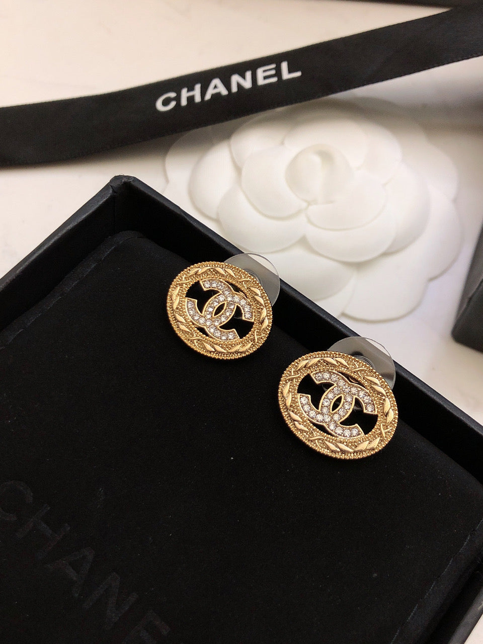 26Gold-tone openwork oval Double-C stud earrings with quilted relief detailing