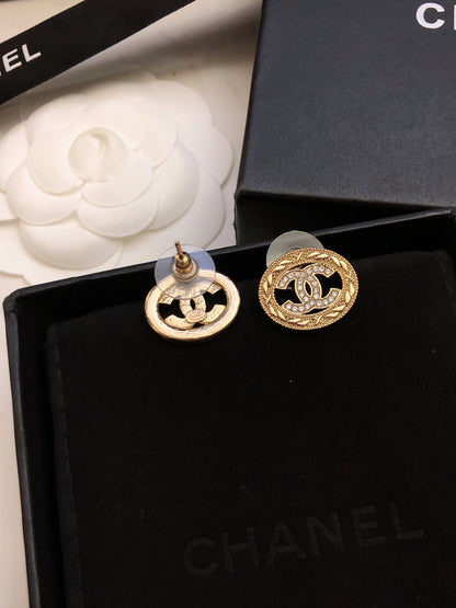 26Gold-tone openwork oval Double-C stud earrings with quilted relief detailing