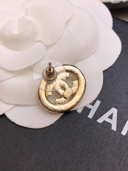 26Gold-tone openwork oval Double-C stud earrings with quilted relief detailing