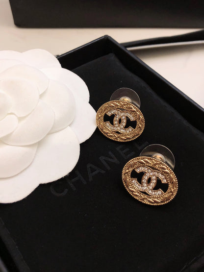 26Gold-tone openwork oval Double-C stud earrings with quilted relief detailing