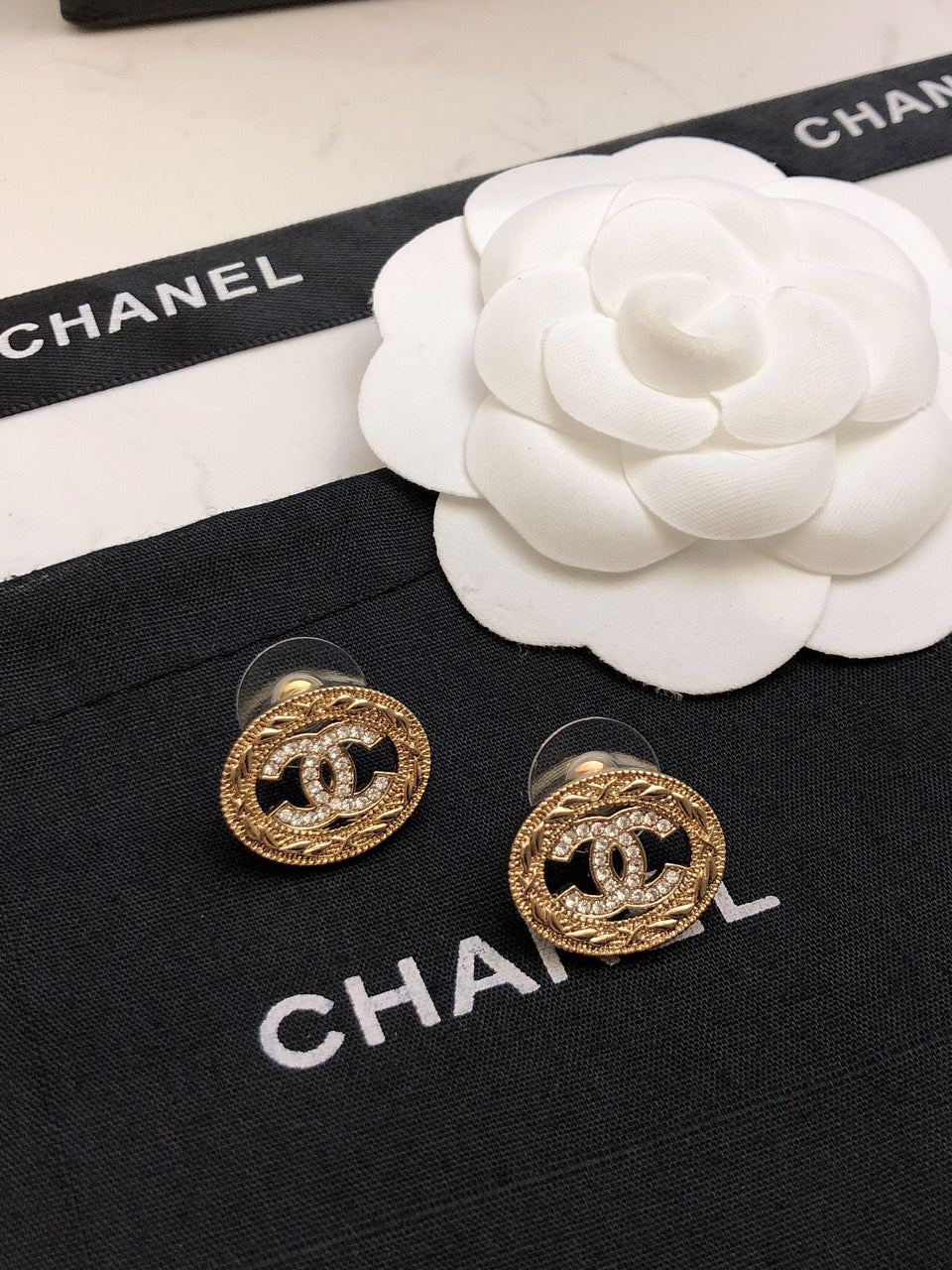 26Gold-tone openwork oval Double-C stud earrings with quilted relief detailing