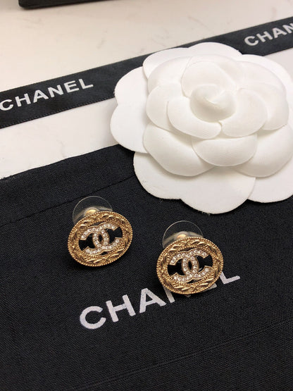 26Gold-tone openwork oval Double-C stud earrings with quilted relief detailing