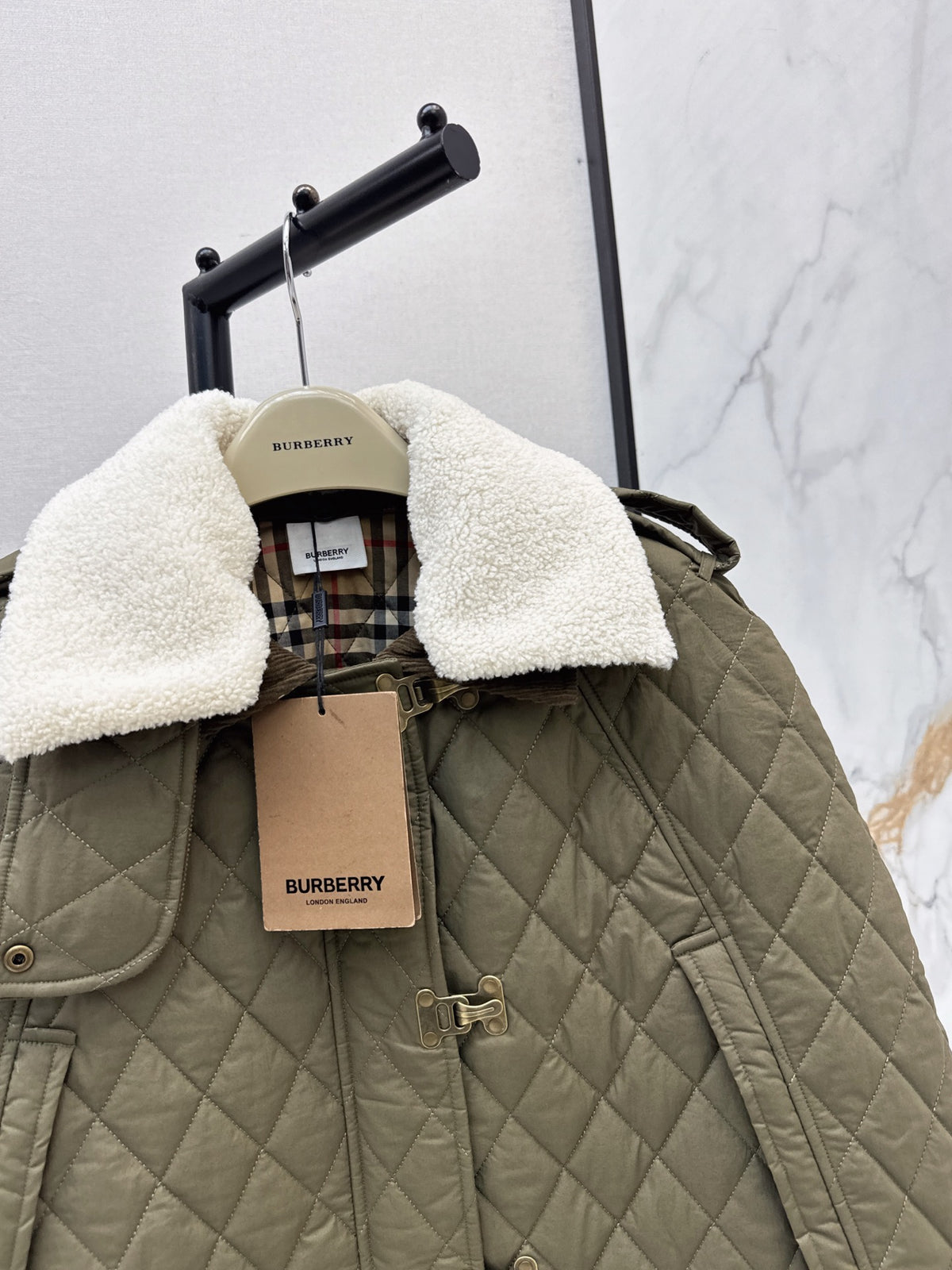 26Latest Autumn/Winter Padded Cape Jacket with Detachable Fur Collar