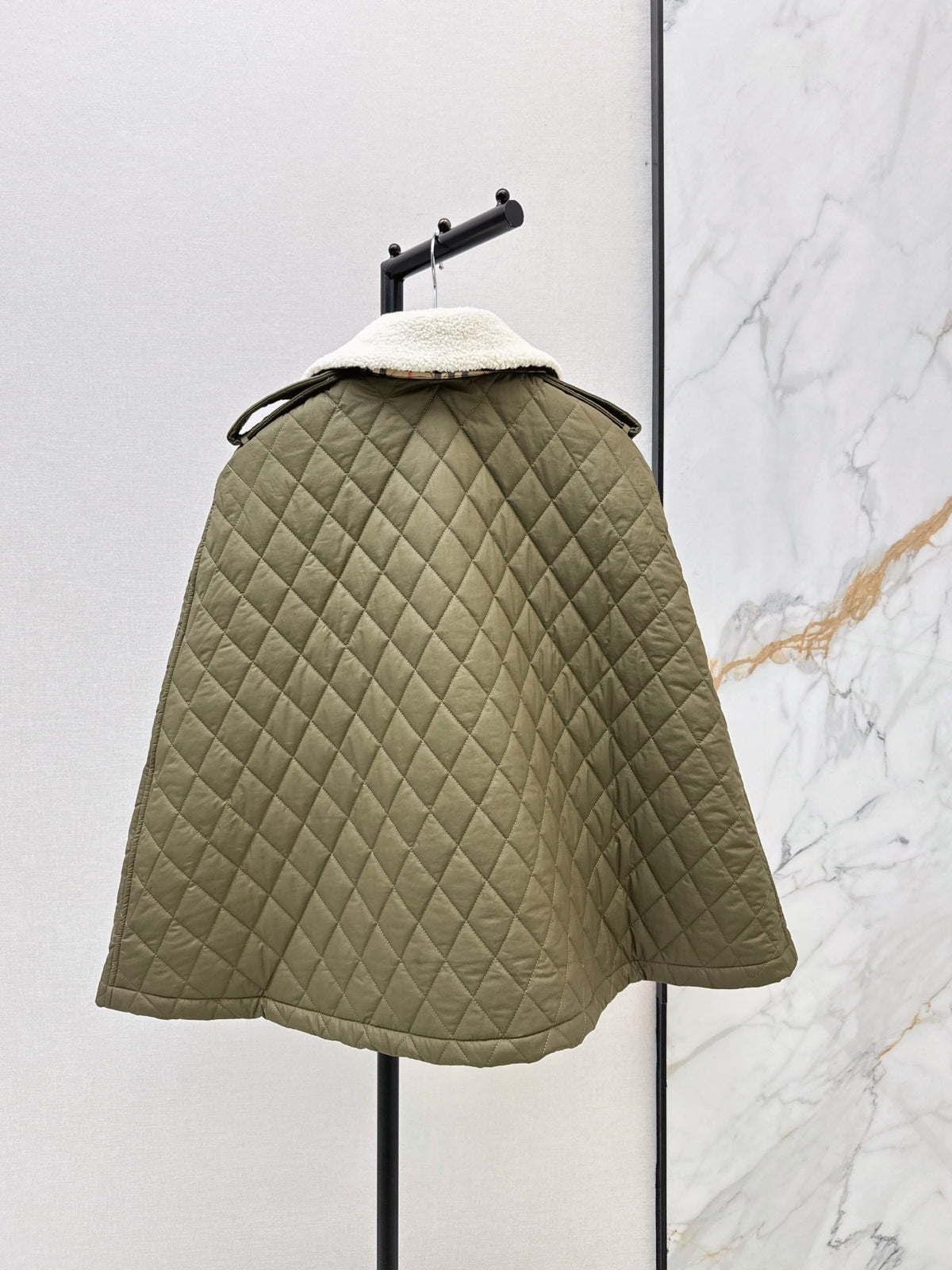 26Latest Autumn/Winter Padded Cape Jacket with Detachable Fur Collar