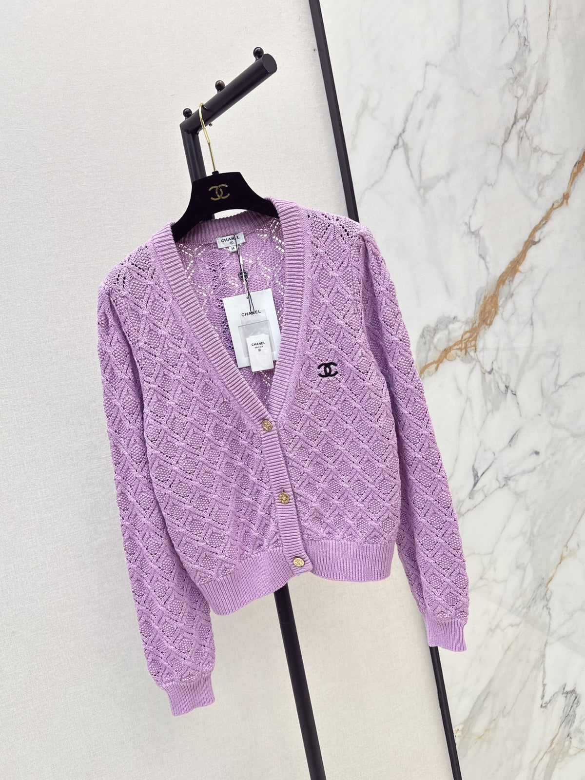 26New Early Autumn V-Neck Knit Cardigan with Textured Diamond Jacquard