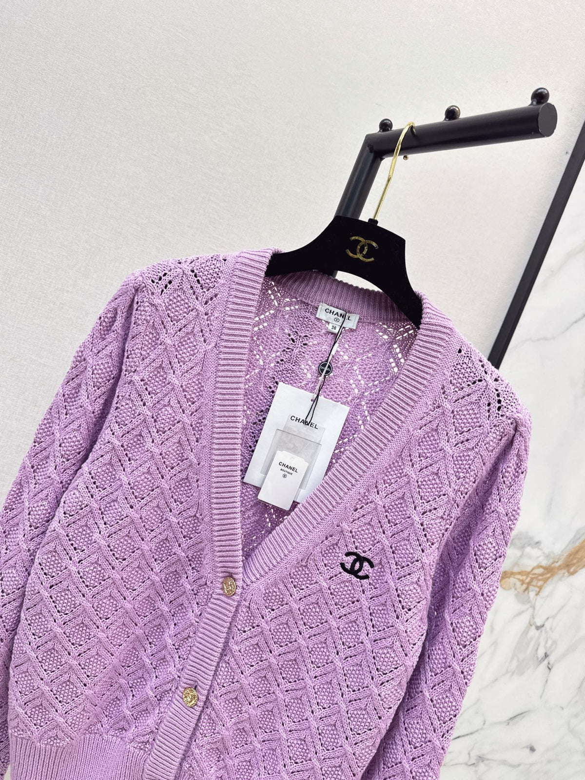 26New Early Autumn V-Neck Knit Cardigan with Textured Diamond Jacquard