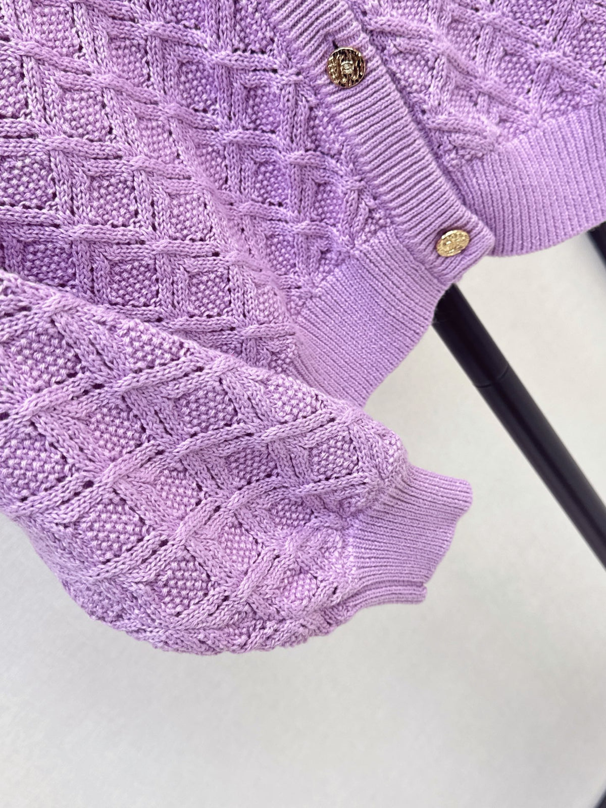 26New Early Autumn V-Neck Knit Cardigan with Textured Diamond Jacquard
