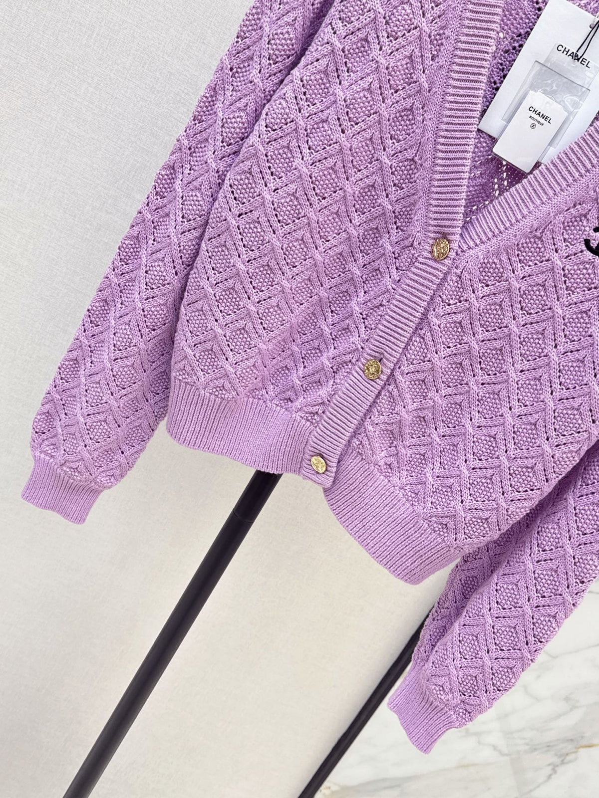 26New Early Autumn V-Neck Knit Cardigan with Textured Diamond Jacquard