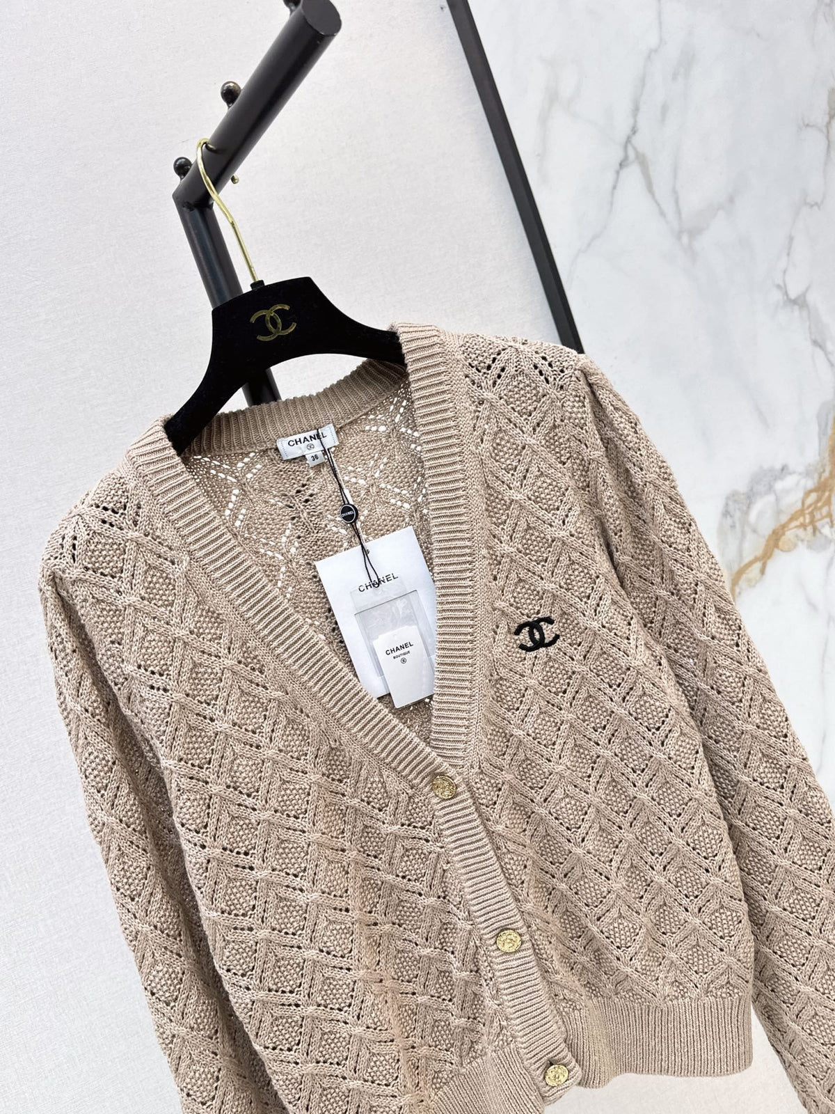 26New Early Autumn V-Neck Knit Cardigan with Textured Diamond Jacquard