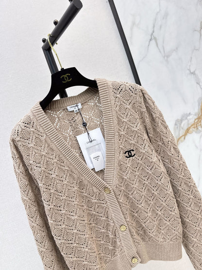 26New Early Autumn V-Neck Knit Cardigan with Textured Diamond Jacquard