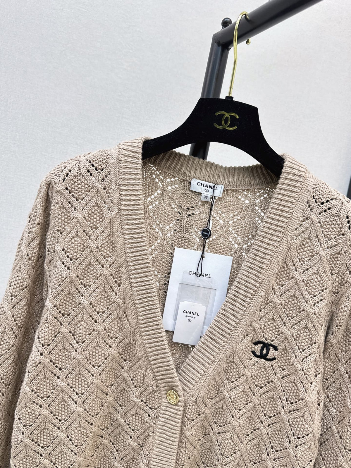 26New Early Autumn V-Neck Knit Cardigan with Textured Diamond Jacquard