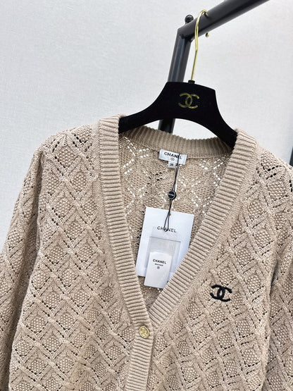 26New Early Autumn V-Neck Knit Cardigan with Textured Diamond Jacquard