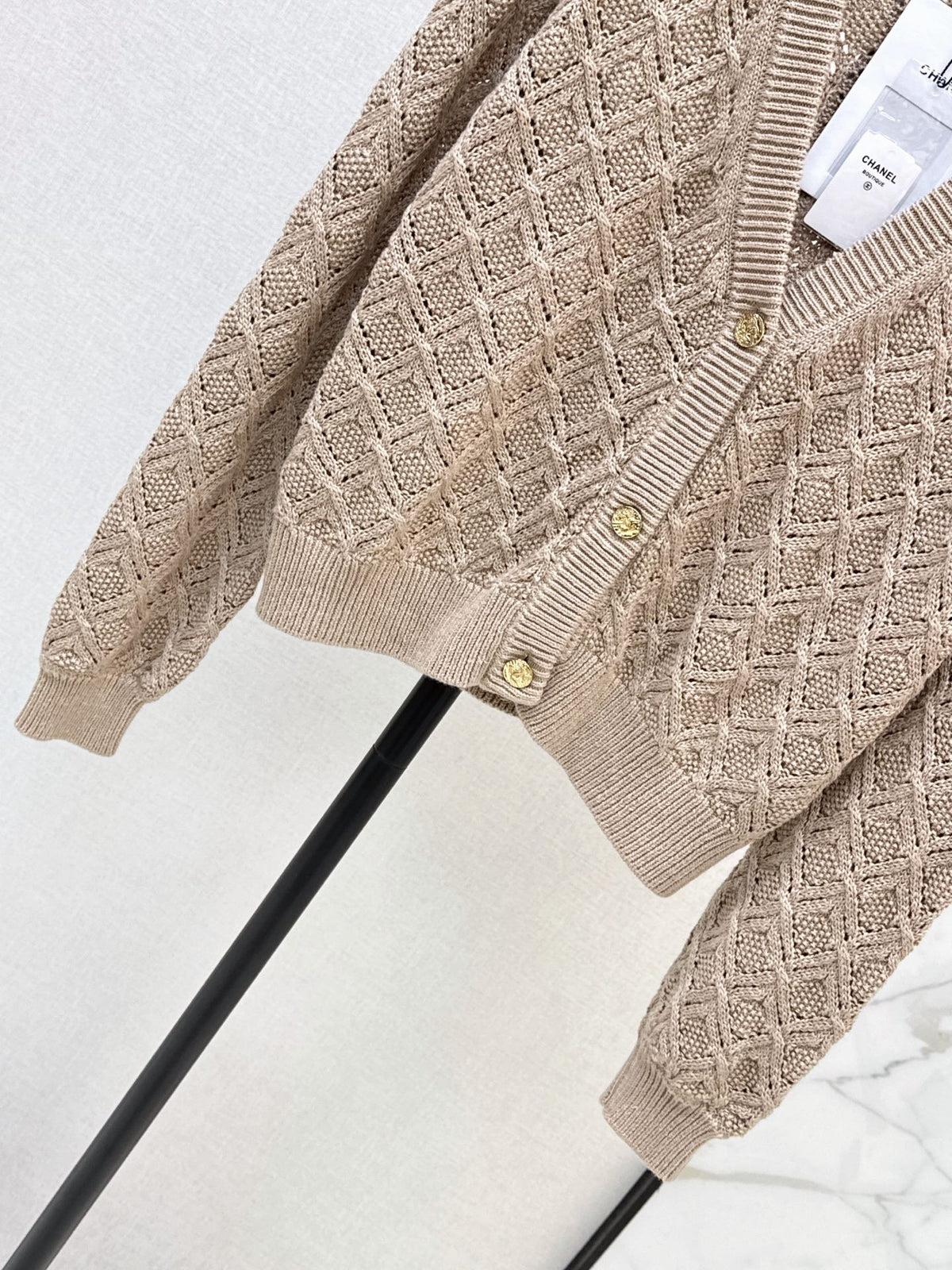 26New Early Autumn V-Neck Knit Cardigan with Textured Diamond Jacquard