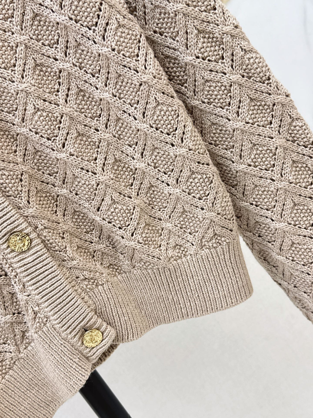 26New Early Autumn V-Neck Knit Cardigan with Textured Diamond Jacquard