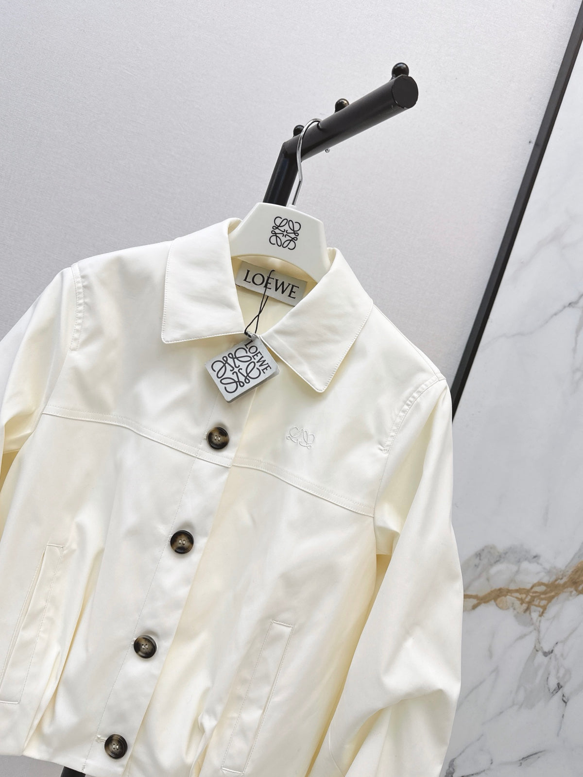 26Stylish, modern collared jacket for autumn and winter