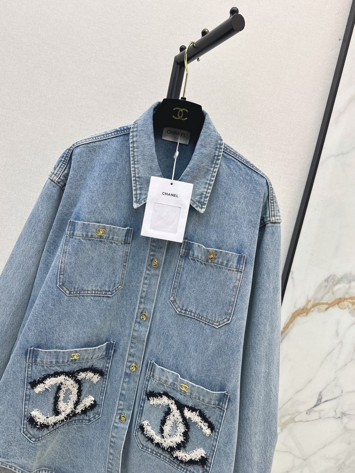 26Latest Autumn/Winter "Coco Girl" Style: Vintage-Wash Denim Jacket with Shirt Collar