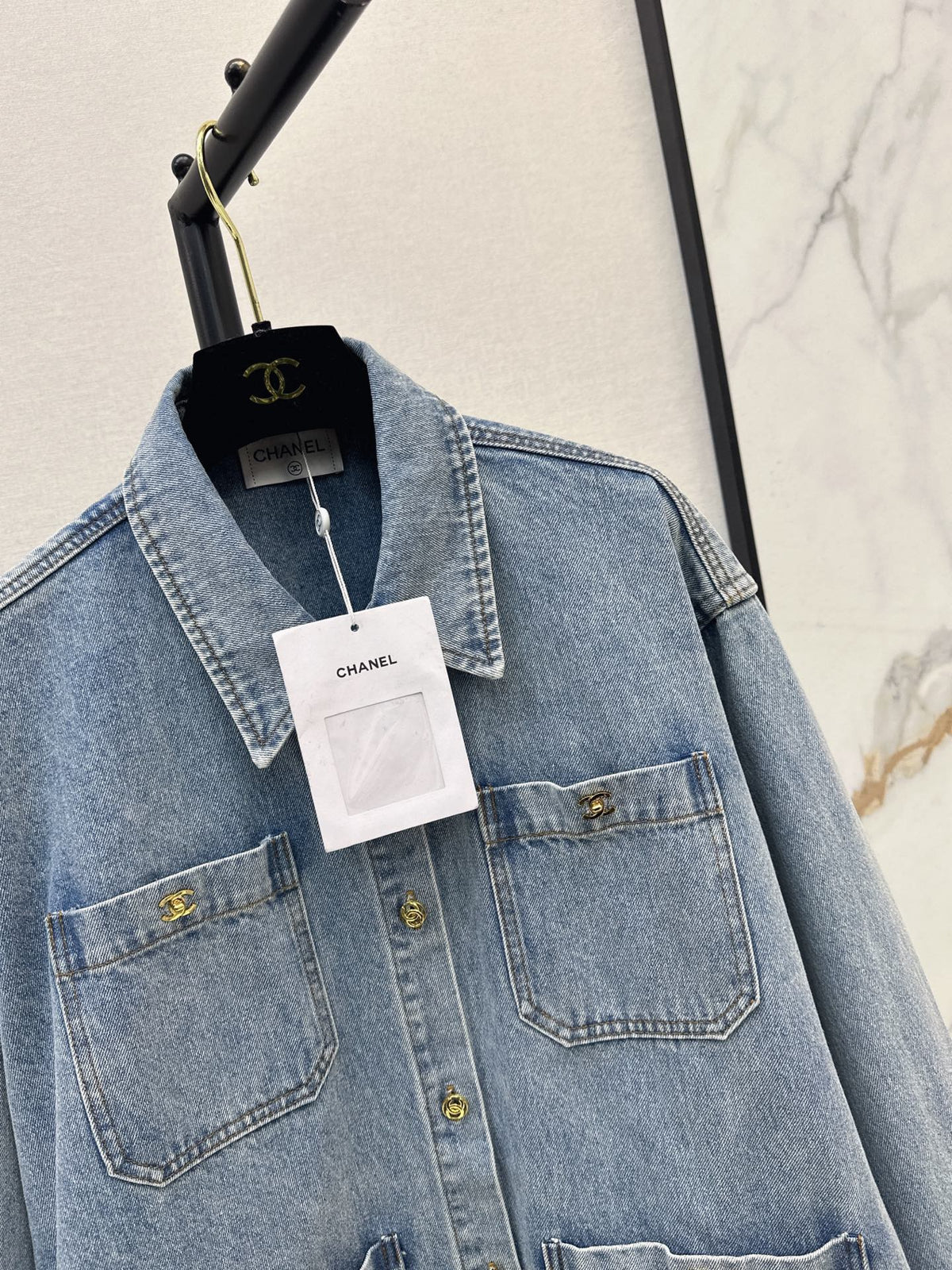26Latest Autumn/Winter "Coco Girl" Style: Vintage-Wash Denim Jacket with Shirt Collar