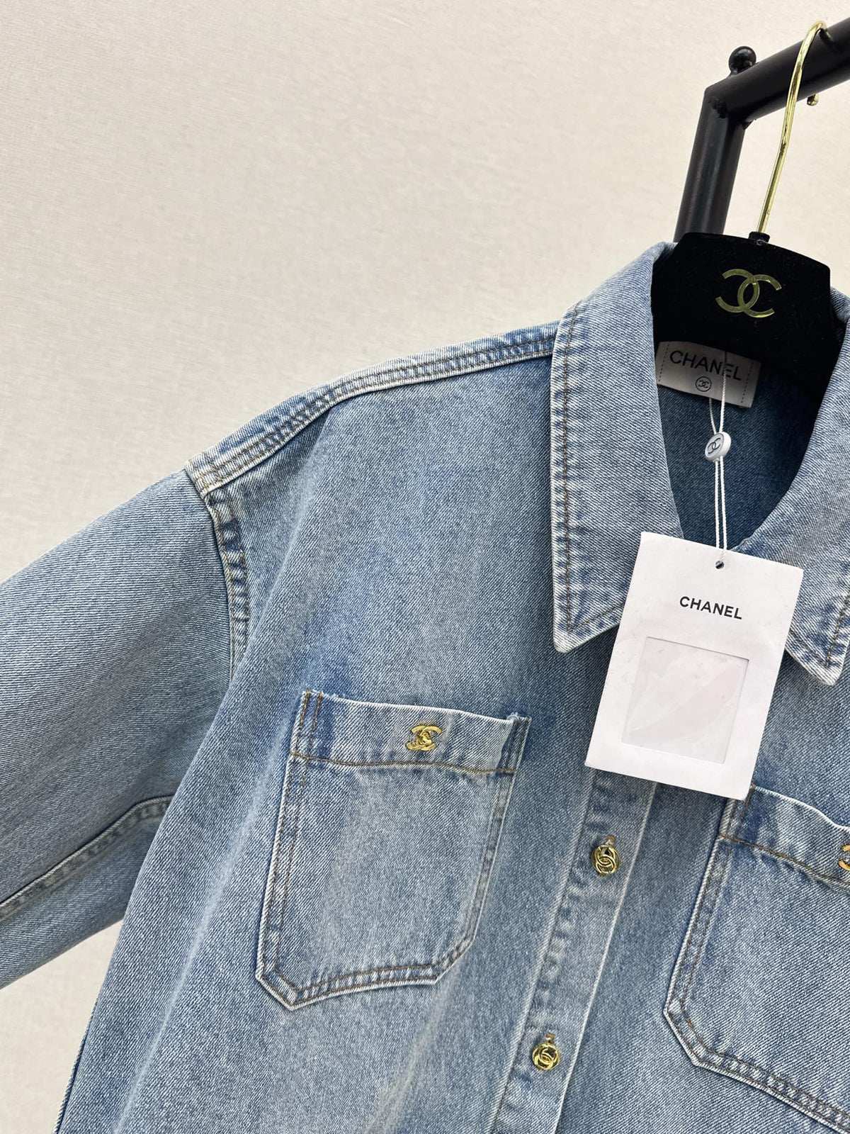 26Latest Autumn/Winter "Coco Girl" Style: Vintage-Wash Denim Jacket with Shirt Collar