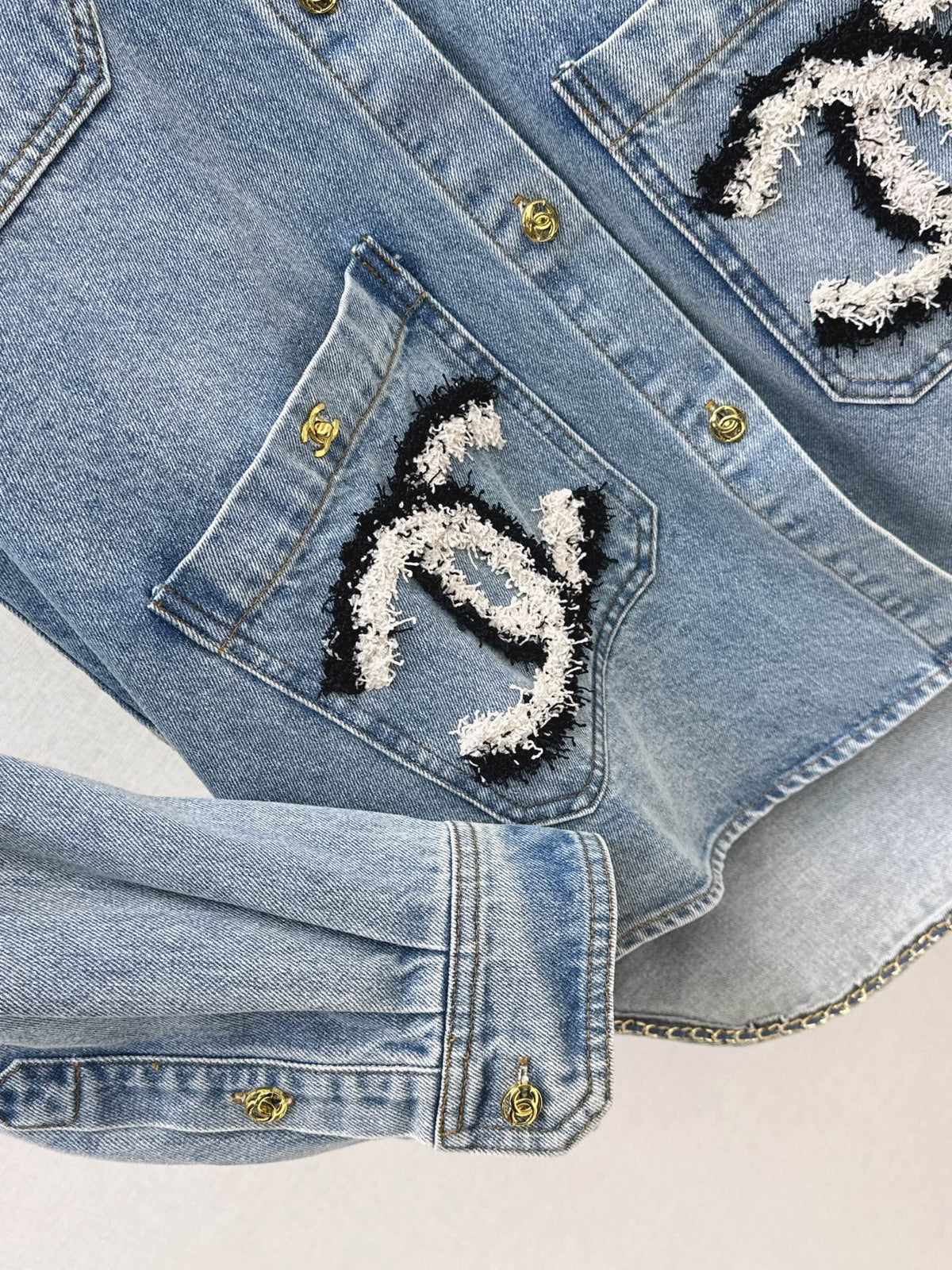 26Latest Autumn/Winter "Coco Girl" Style: Vintage-Wash Denim Jacket with Shirt Collar