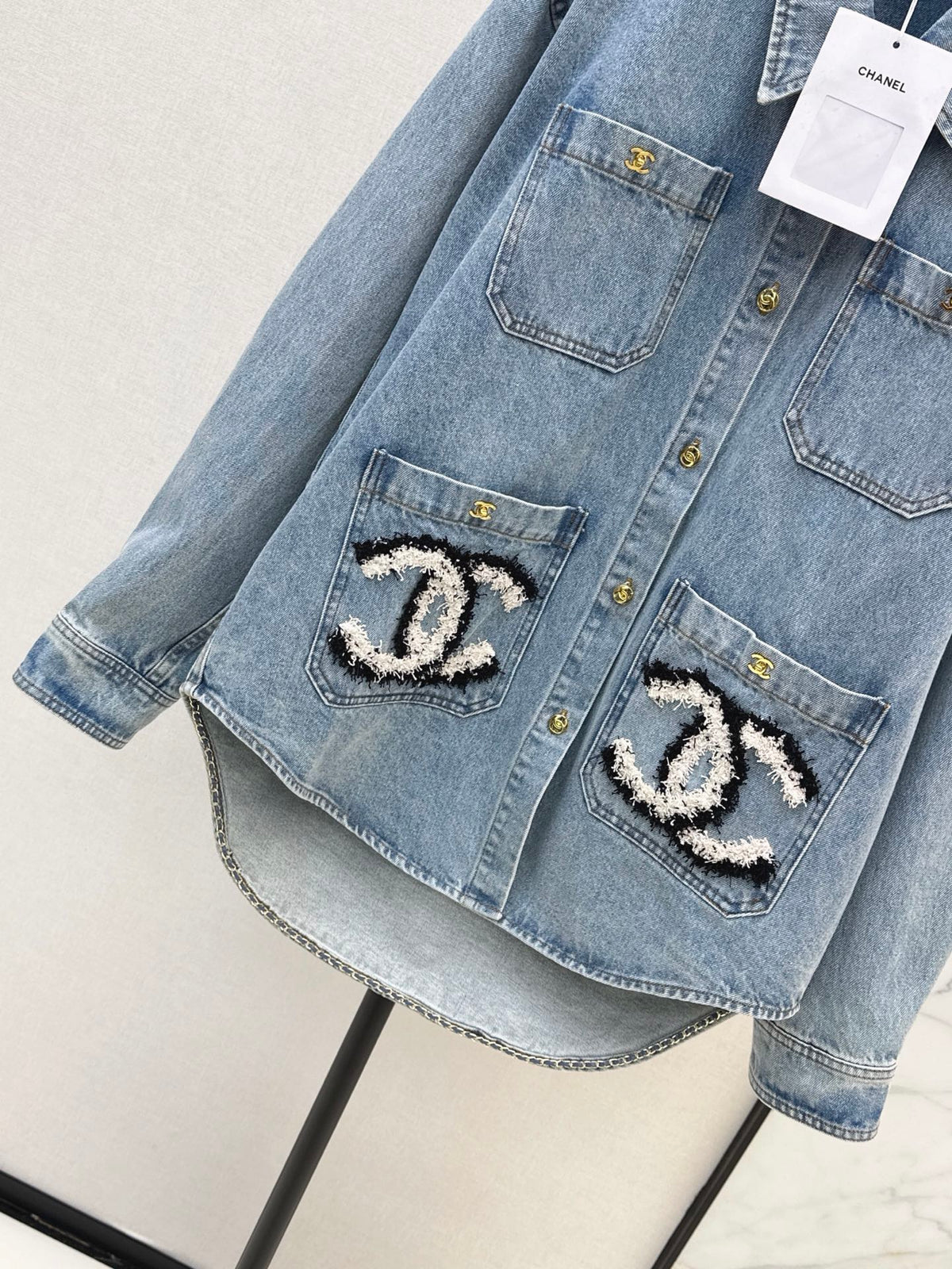 26Latest Autumn/Winter "Coco Girl" Style: Vintage-Wash Denim Jacket with Shirt Collar