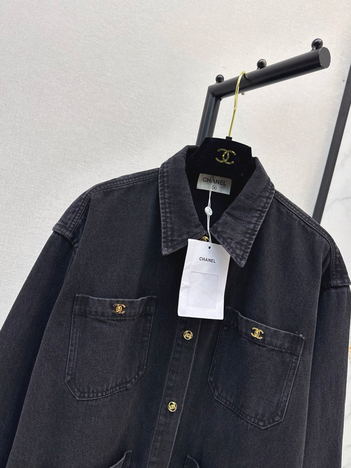 26Latest Autumn/Winter "Coco Girl" Style: Vintage-Wash Denim Jacket with Shirt Collar