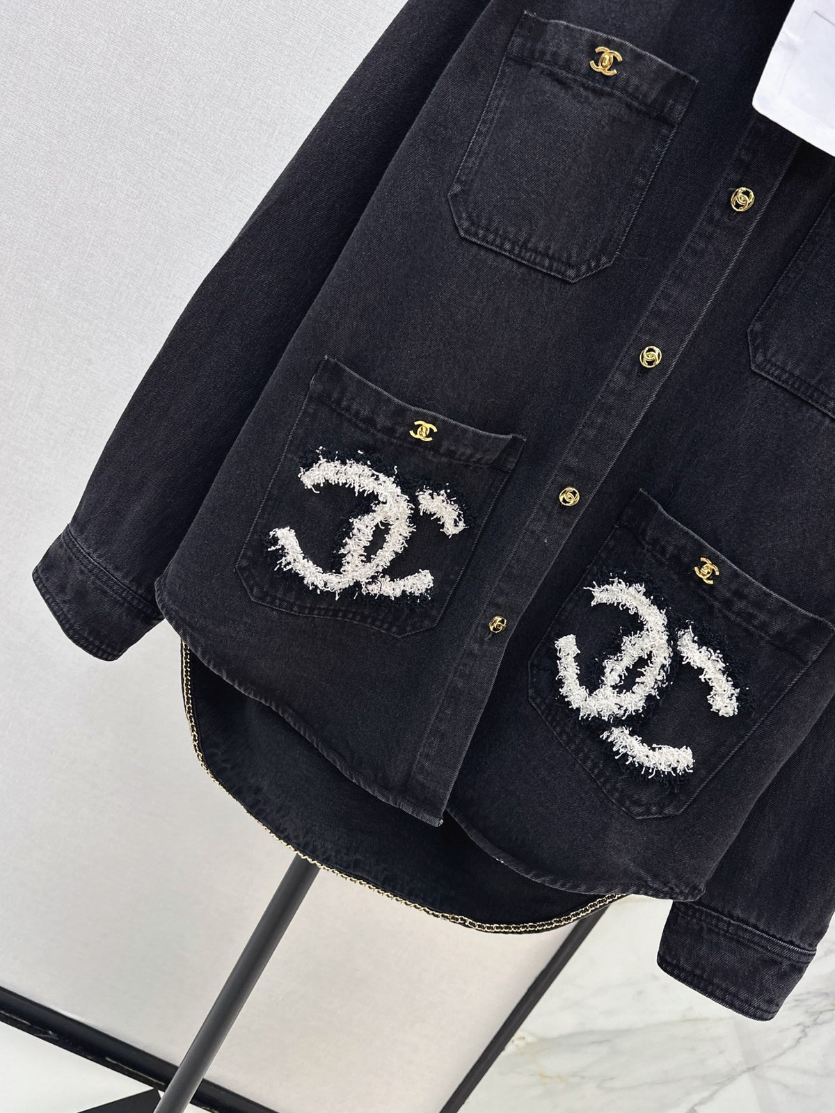 26Latest Autumn/Winter "Coco Girl" Style: Vintage-Wash Denim Jacket with Shirt Collar