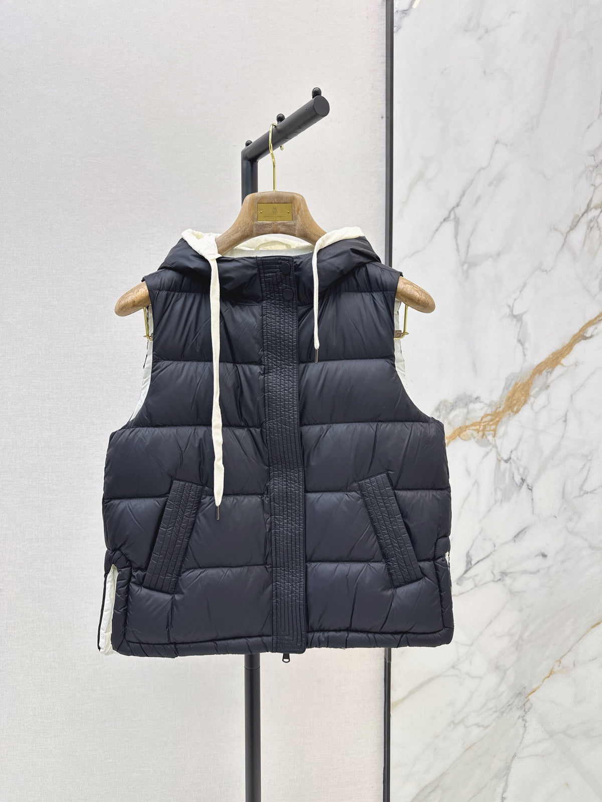 26Latest Autumn/Winter Hooded Down Vest
