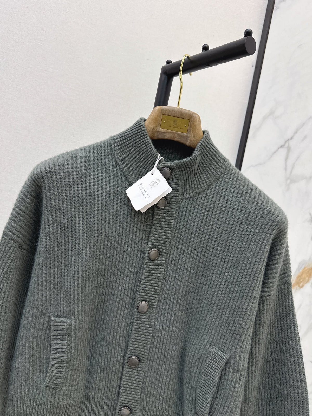 26Latest Autumn/Winter "Old Money" Style: Stand-Collar Cashmere Cardigan