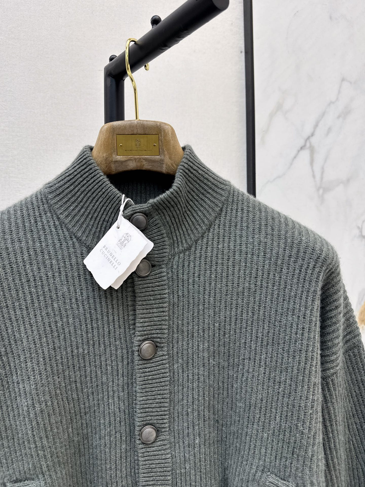 26Latest Autumn/Winter "Old Money" Style: Stand-Collar Cashmere Cardigan