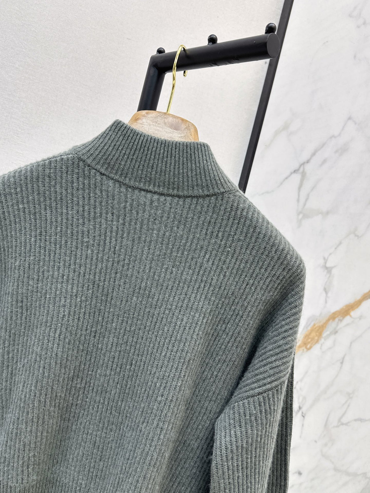 26Latest Autumn/Winter "Old Money" Style: Stand-Collar Cashmere Cardigan