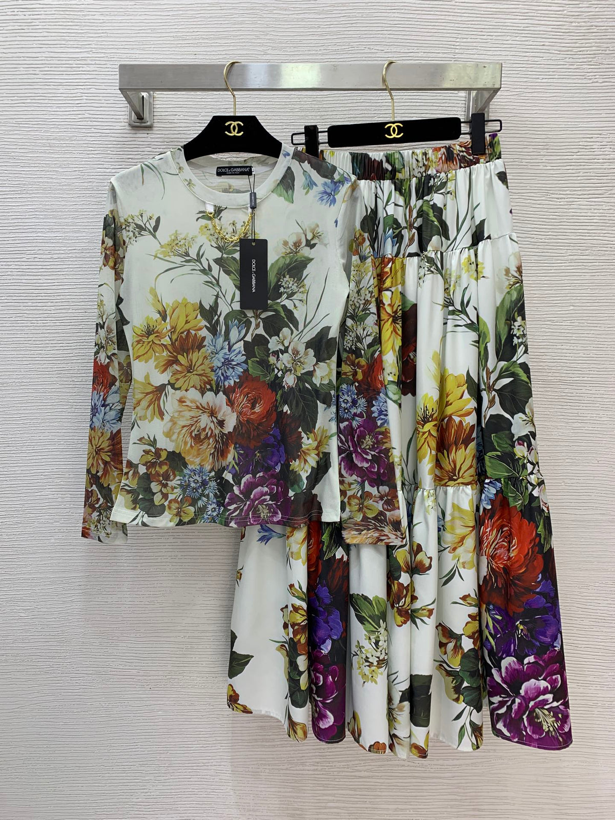 26New Collection: Stylish Two-Piece Set with Colorful Floral Prints