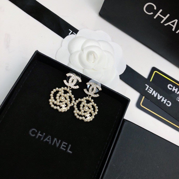 CHANEL 26S DOUBLE C LOGO PEARL HEART DROP EARRINGS WITH CRYSTAL DETAIL IN GOLD METAL 633326