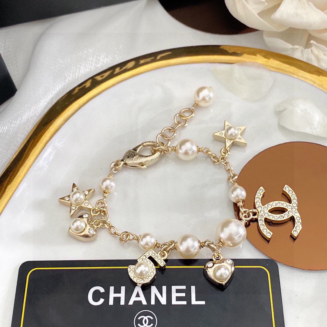 Classic multi-element pearl bracelet