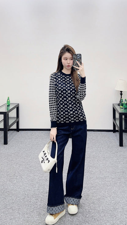 Jacquard round neck long sleeved sweater