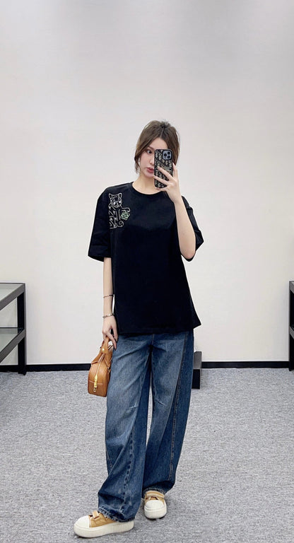 Round neck embroidered cat 𝑇𝑒𝑒