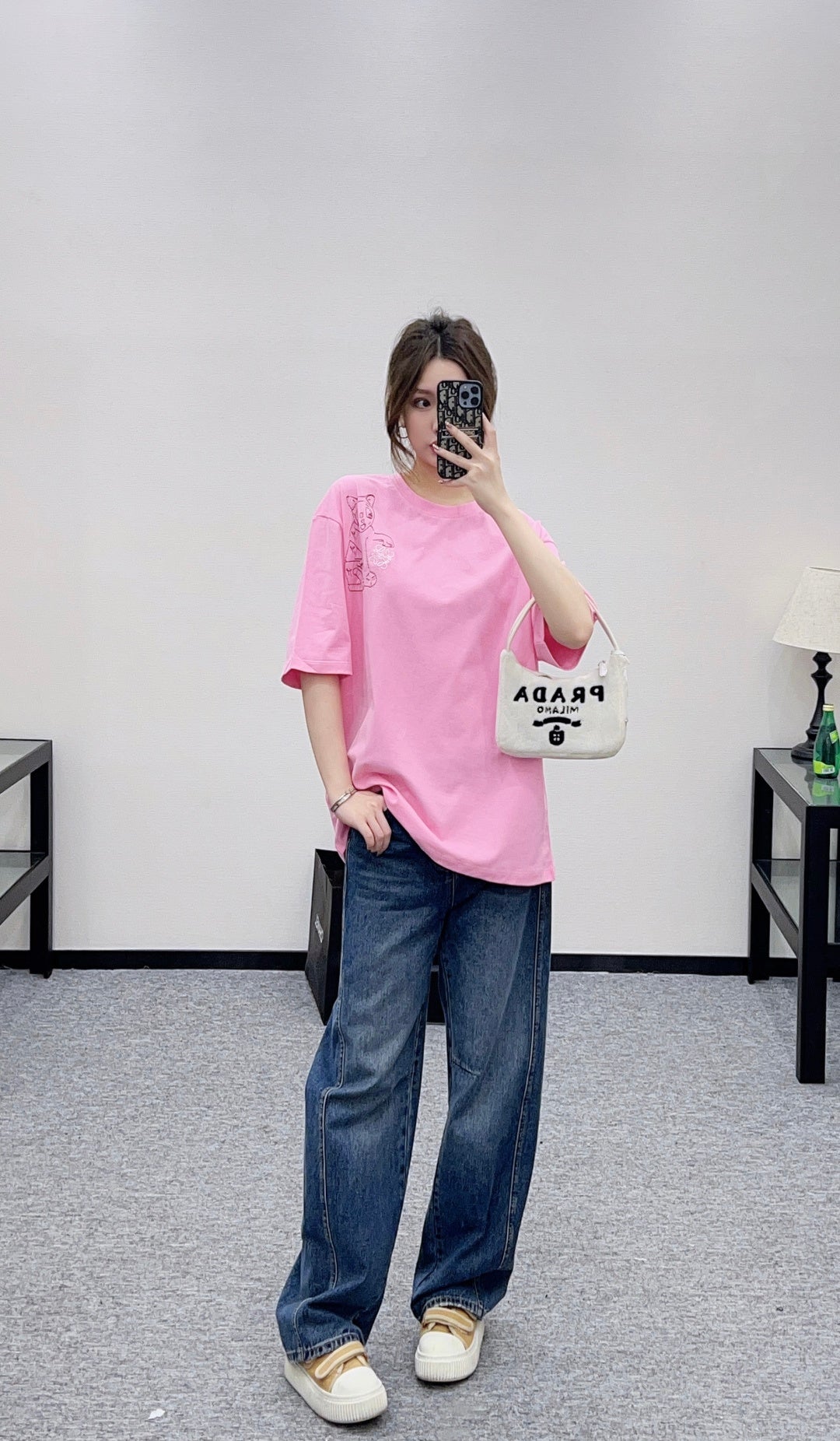 Round neck embroidered cat 𝑇𝑒𝑒