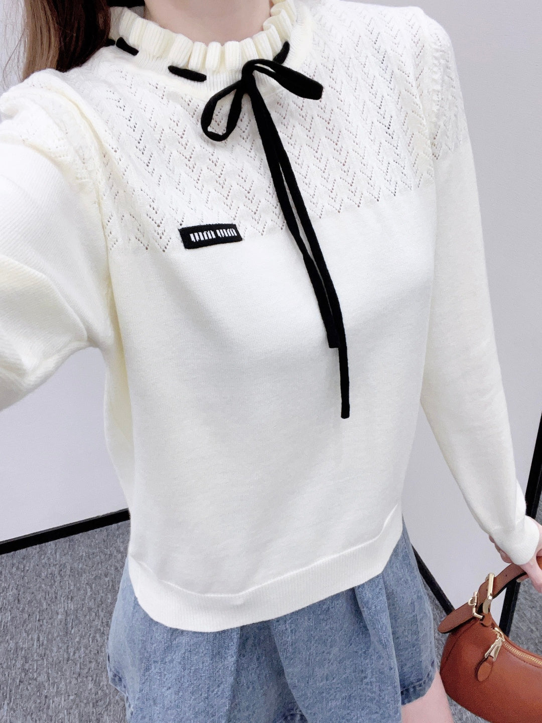 Bow-tie Tulip Collar Sweater