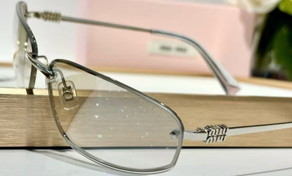 gray sunglasses