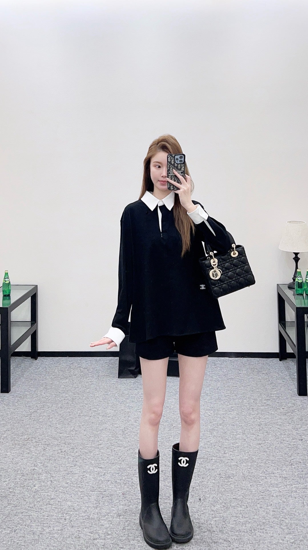 Long-sleeved top with collared design