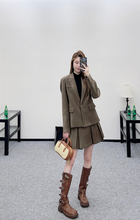 Suit with pleated skirt set