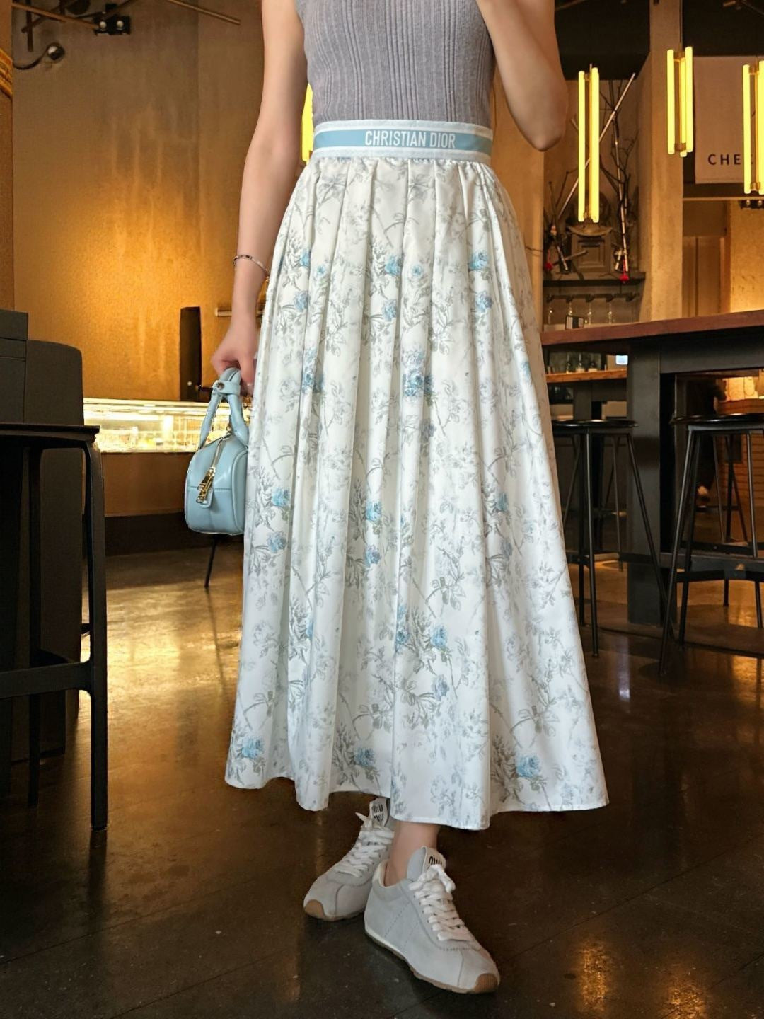 Flowing and elegant midi skirt