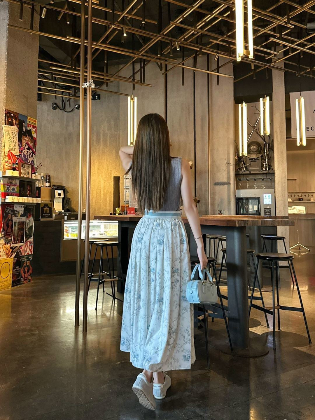Flowing and elegant midi skirt