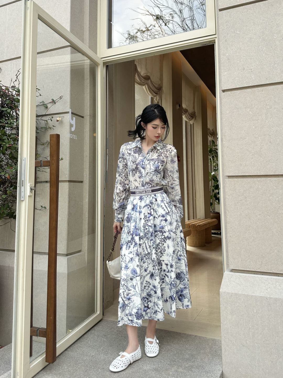 Flowing and elegant midi skirt