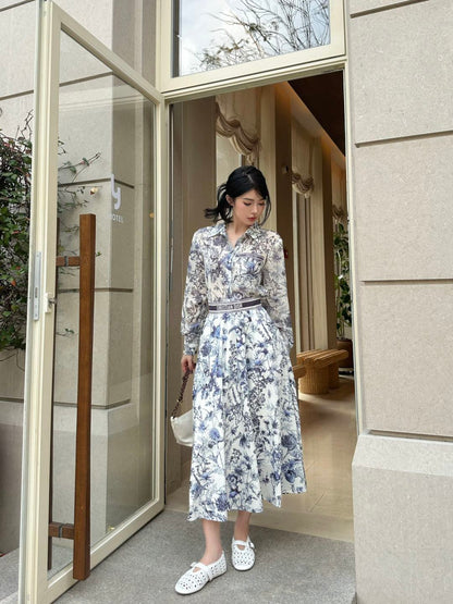 Flowing and elegant midi skirt
