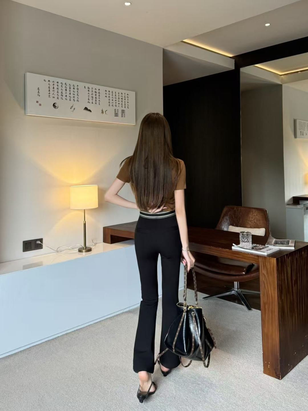Flared, mid-high waist, stretch leggings