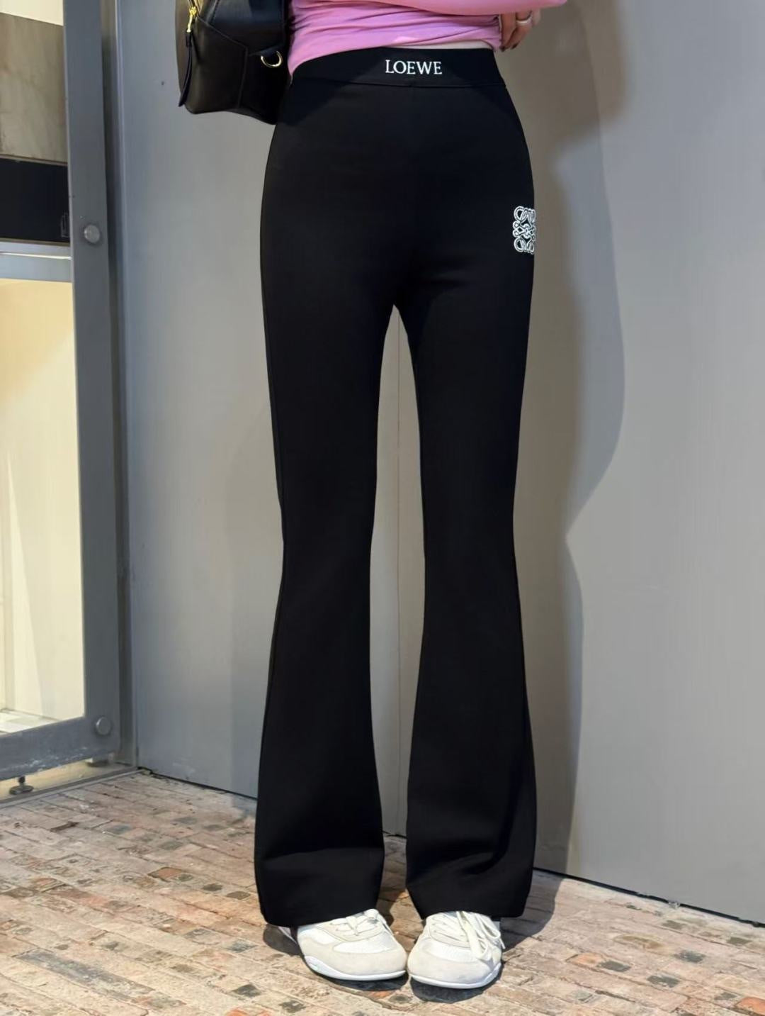 Flared, mid-high waist, stretch leggings